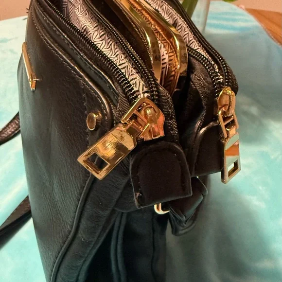 VINTAGE Women’s Black Leather Crossbody
Handbag/Purse with Kiss-Lock Top - Picture 8 of 12